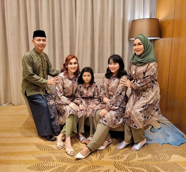Seragam Keluarga Ayu Ting Ting (instagram.com/ayutingting92)