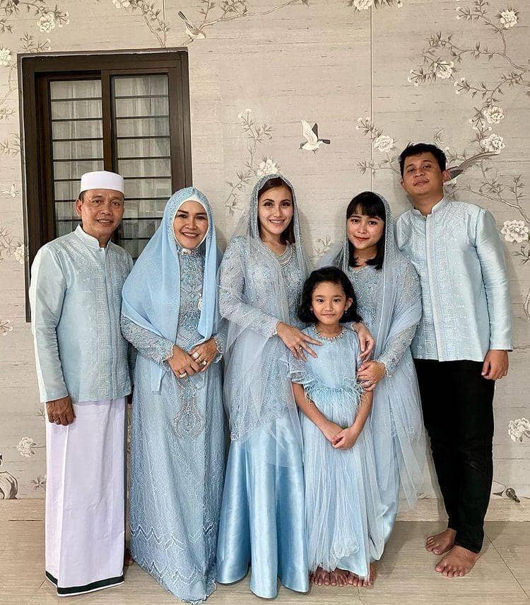Seragam Keluarga Ayu Ting Ting (instagram.com/ayutingting92)