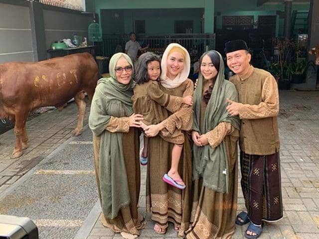 Seragam Keluarga Ayu Ting Ting (instagram.com/ayutingting92)