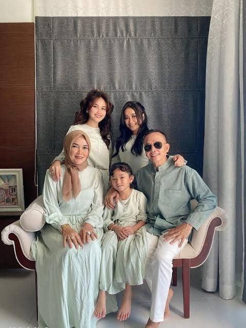 Seragam Keluarga Ayu Ting Ting (instagram.com/ayutingting92)