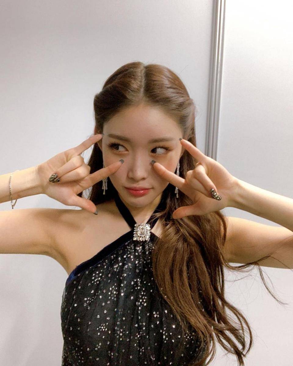 momen Chungha dengan outfit hitam (instagram.com/chungha_official)