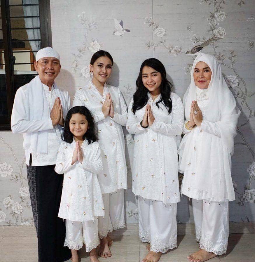 Seragam Keluarga Ayu Ting Ting (instagram.com/ayutingting92)