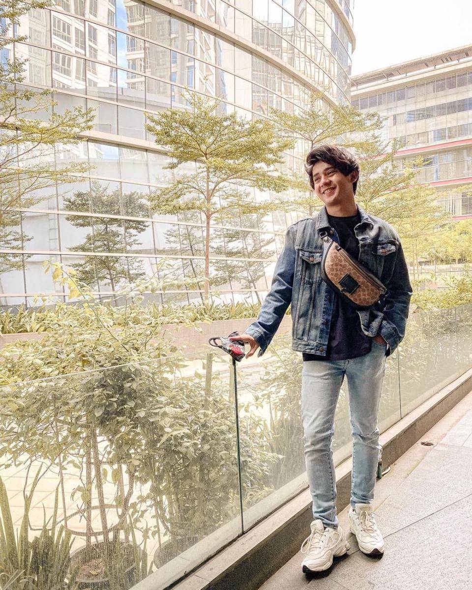 Style kaus ala Arbani Yasiz (instagram.com/arbaniyasiz)