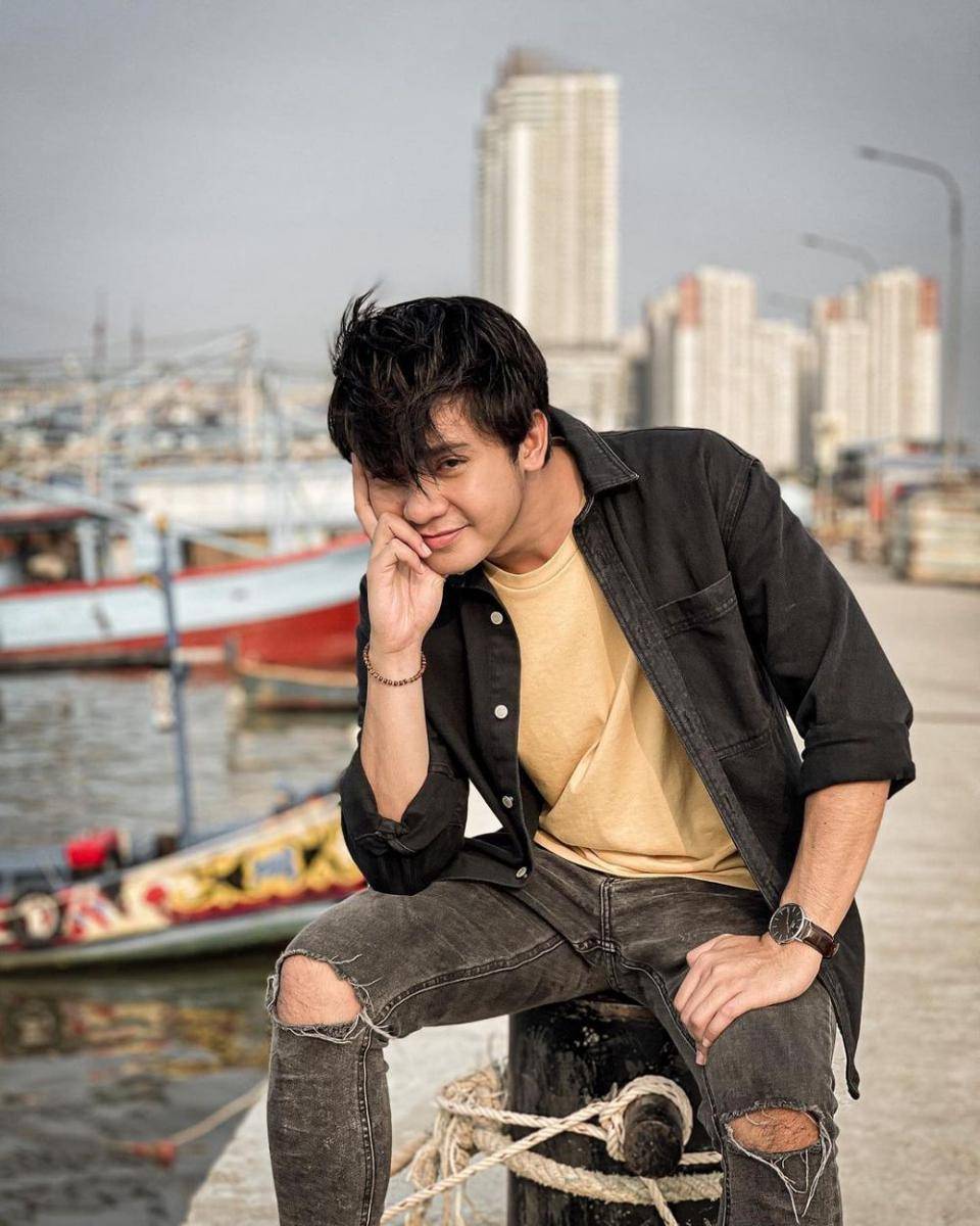 Style kaus ala Arbani Yasiz (instagram.com/arbaniyasiz)