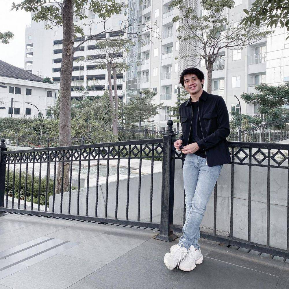 Style kaus ala Arbani Yasiz (instagram.com/arbaniyasiz)
