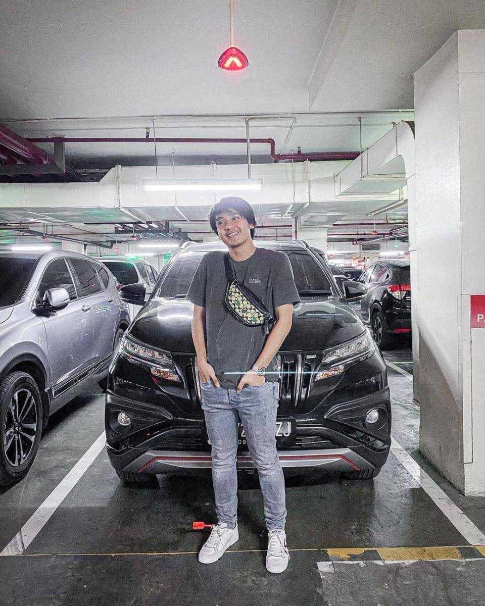 Style kaus ala Arbani Yasiz (instagram.com/arbaniyasiz)