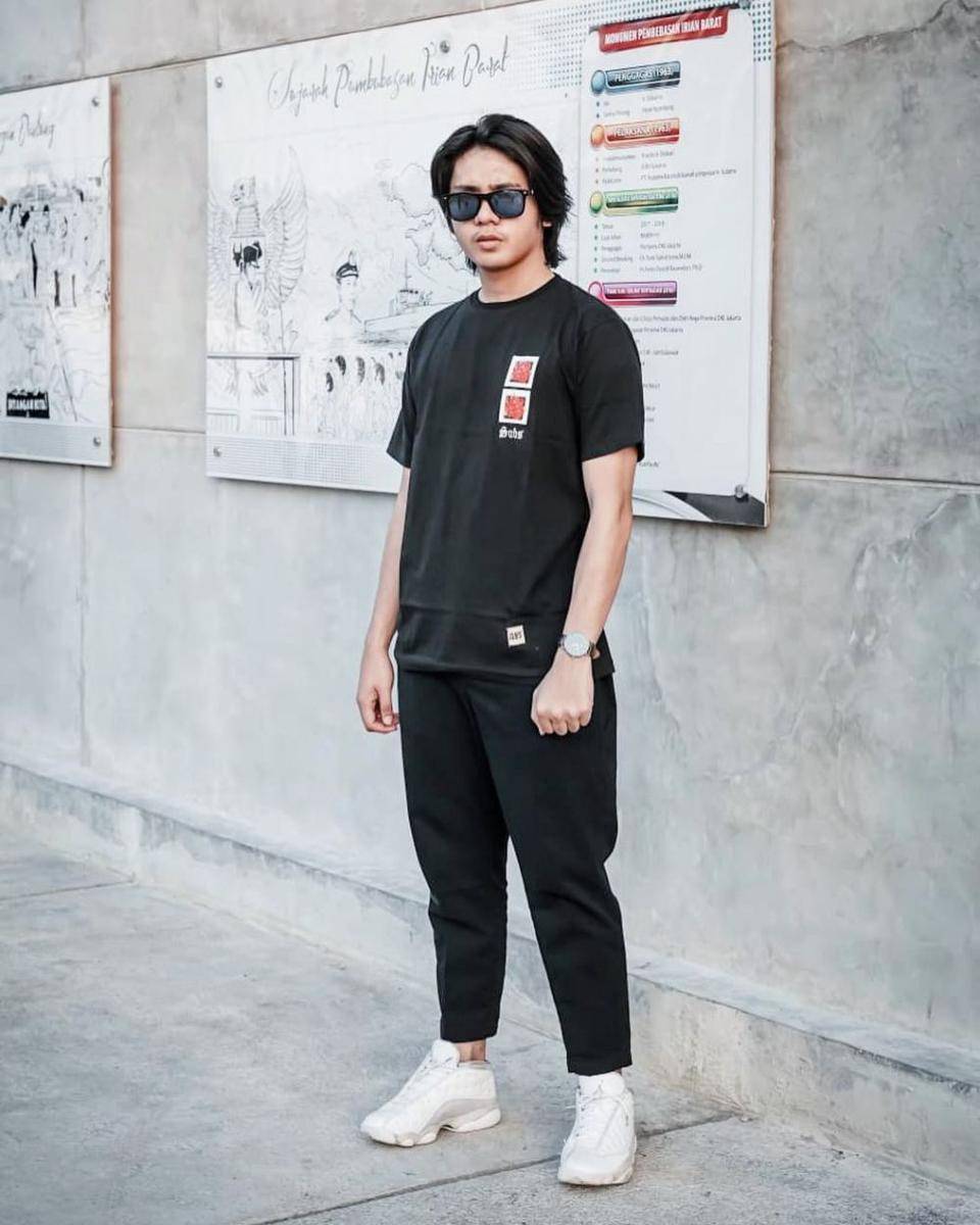 Style kaus ala Arbani Yasiz (instagram.com/arbaniyasiz)