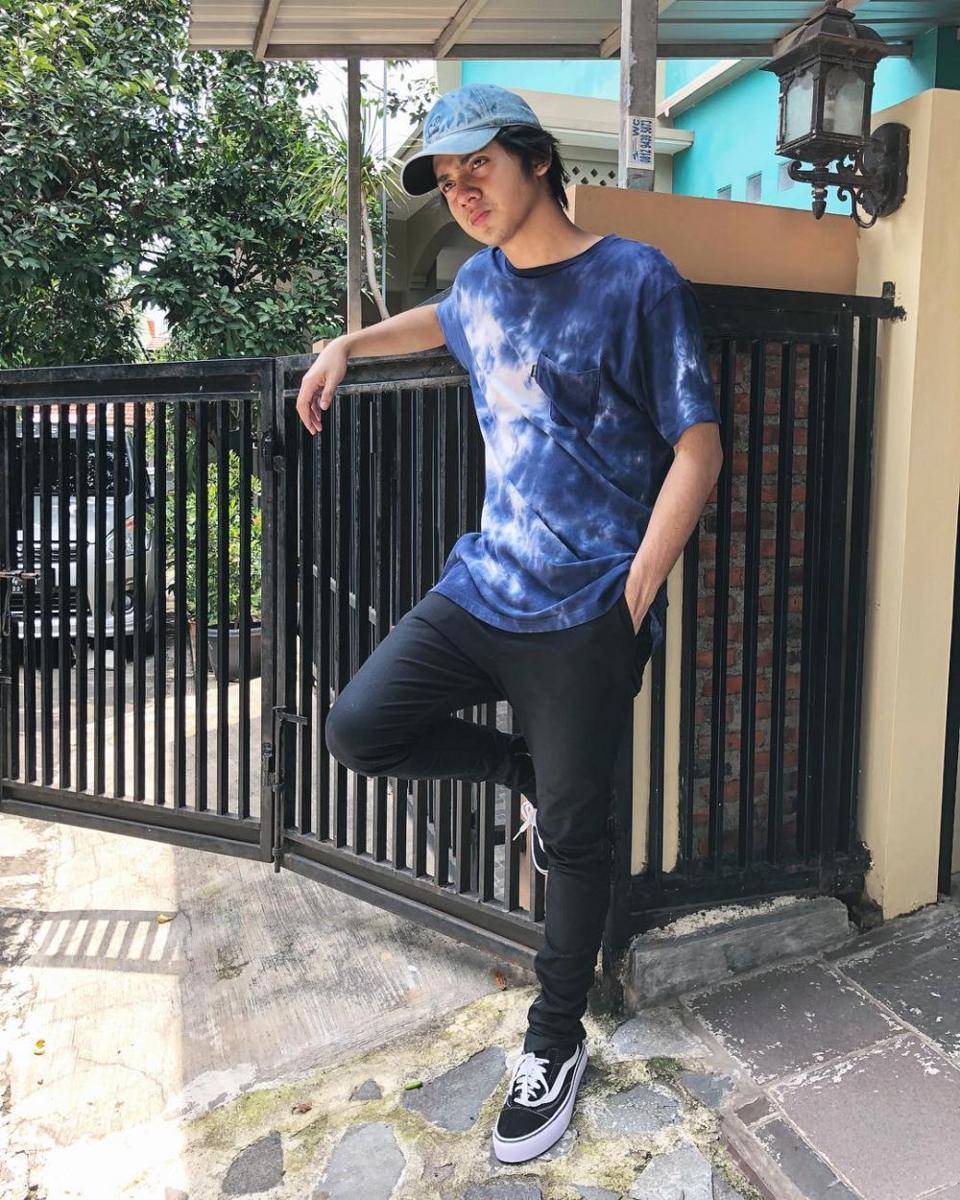 Style kaus ala Arbani Yasiz (instagram.com/arbaniyasiz)