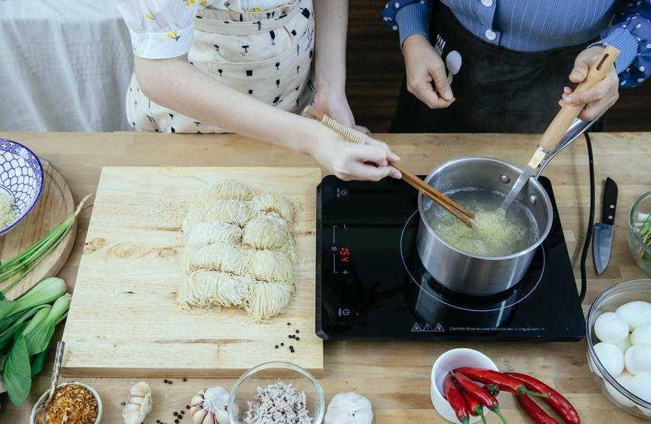 ilustrasi memasak mie (pexels.com/katerina-holmes)