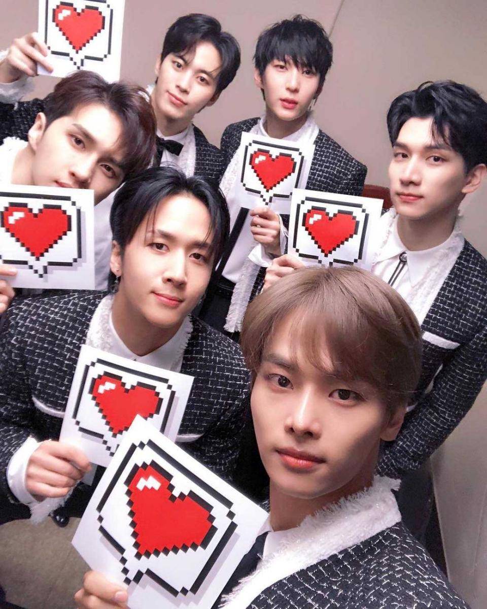 N bersama anggota VIXX lainnya (instagram.com/vixx_stargram)