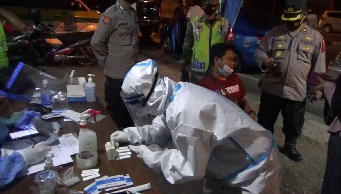Penyekatan di Perbatasan Jombang, Pemudik Diperiksa dan Dites Antigen