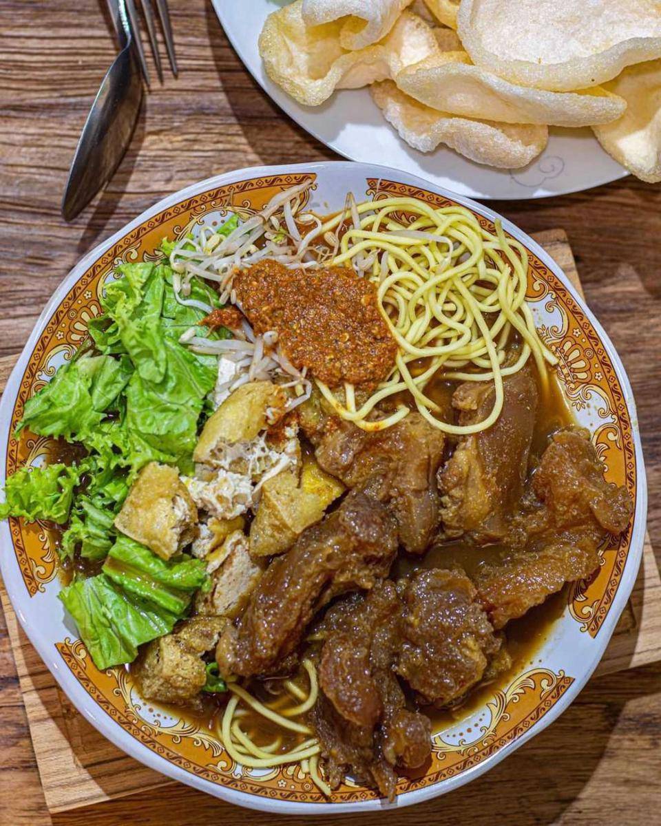 tahu campur pak sadak (instagram.com/gito_este)