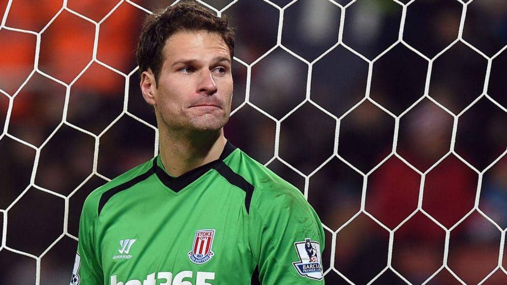Asmir Begovic saat berseragam Stoke City (skysports.com)
