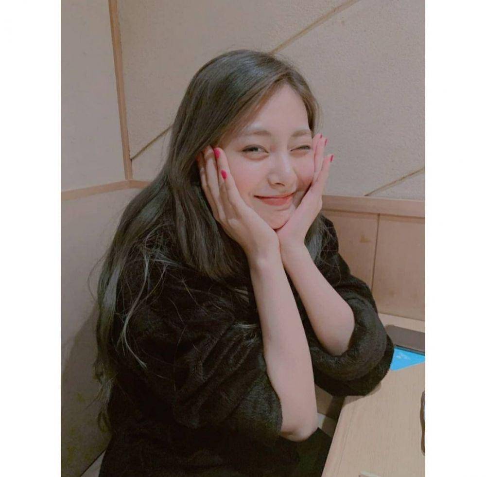 potret Tzuyu TWICE dengan pose imut (instagram.com/twicetagram)