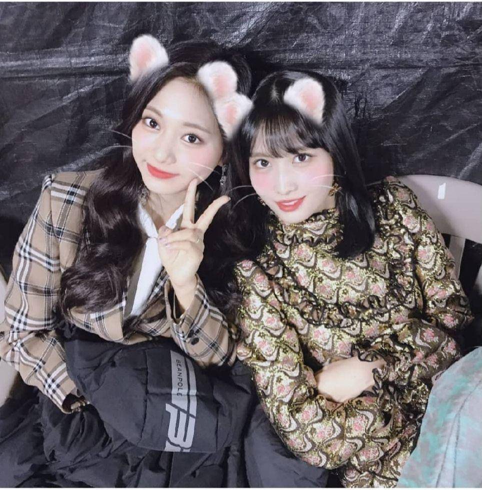 potret Tzuyu dan Momo TWICE dengan pose imut (instagram.com/twicetagram)