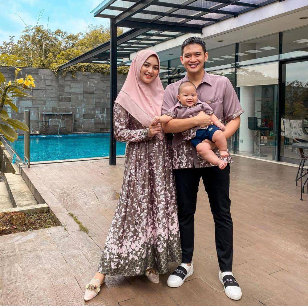 Citra Kirana dan Athar pakai baju kembaran (instagram.com/citraciki)