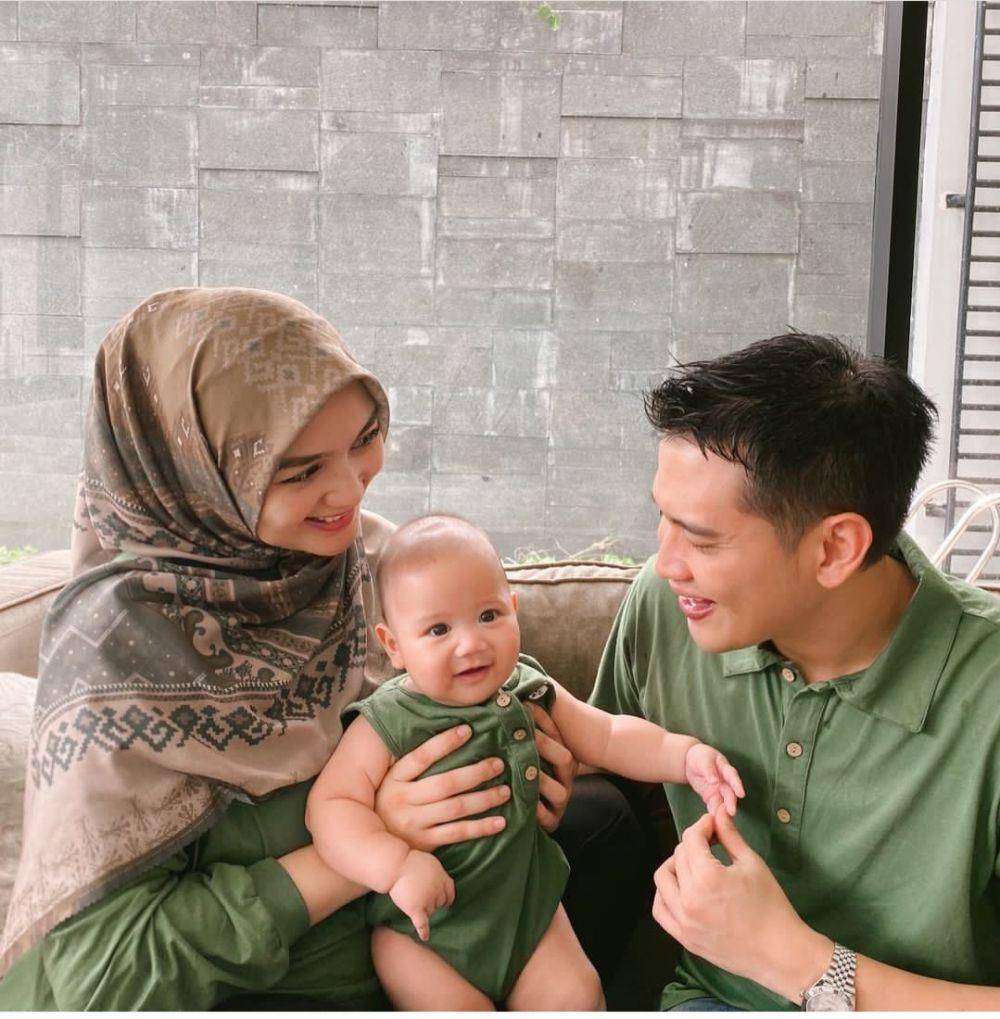 Citra Kirana dan Athar pakai baju kembaran (instagram.com/citraciki)