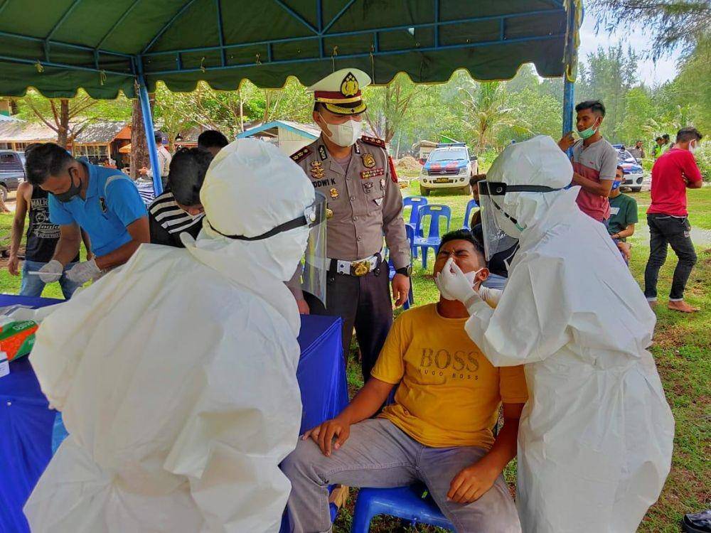 Tes swab antigen secara acak di tempat wisata yang dilakukan Dit Lantas dan Biddokkes Polda Aceh (IDN Times/Istimewa)