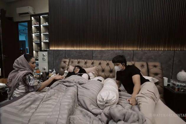 Potret hangat Krisdayanti dan Yuni Shara jenguk Aurel Hermansyah (dok youtube.com/Atta Halilintar)