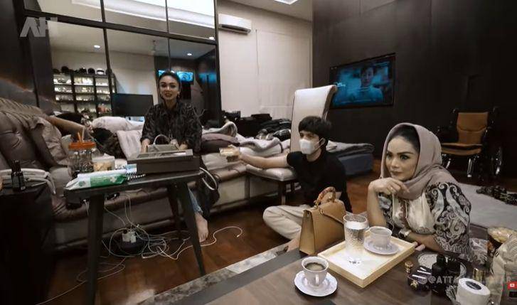 Potret hangat Krisdayanti dan Yuni Shara jenguk Aurel Hermansyah (dok youtube.com/Atta Halilintar)