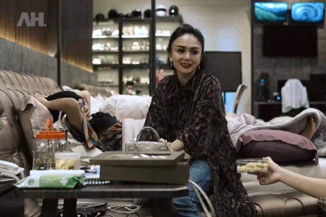 Potret hangat Krisdayanti dan Yuni Shara jenguk Aurel Hermansyah (dok youtube.com/Atta Halilintar)