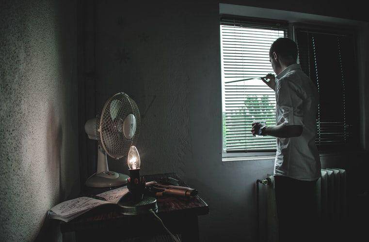 Ilustrasi pria melihat ke luar jendela (Unsplash.com/Radu Florin)
