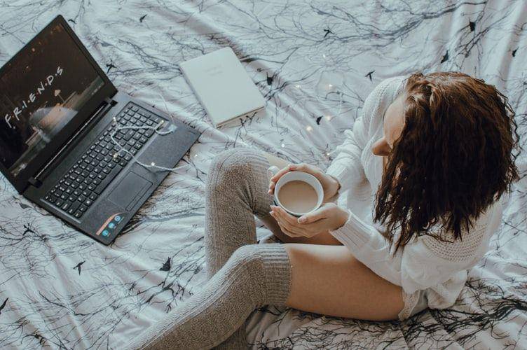 Ilustrasi perempuan bekerja di tempat tidur (unsplash.com/a_mhlv)