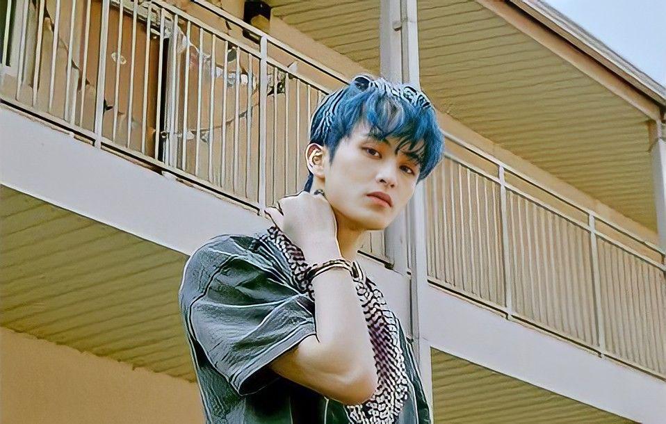 9 Potret Mark NCT dengan Rambut Biru, Terkesan Cool dan Fresh!