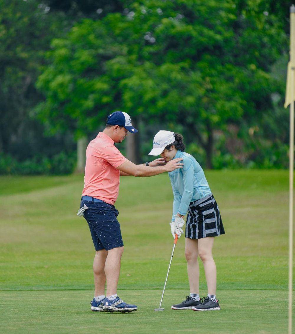 Surya Insomnia ajari istrinya, Tyara Renata main golf. (Instagram.com/suryainsomnia)