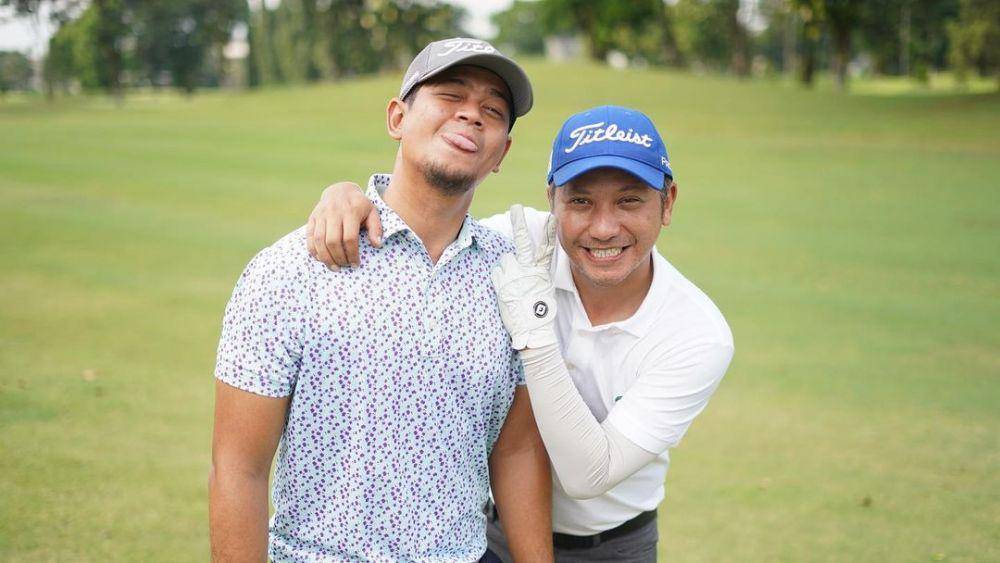 Surya Insomnia main golf bersama Gading Marten. (Instagram.com/suryainsomnia)
