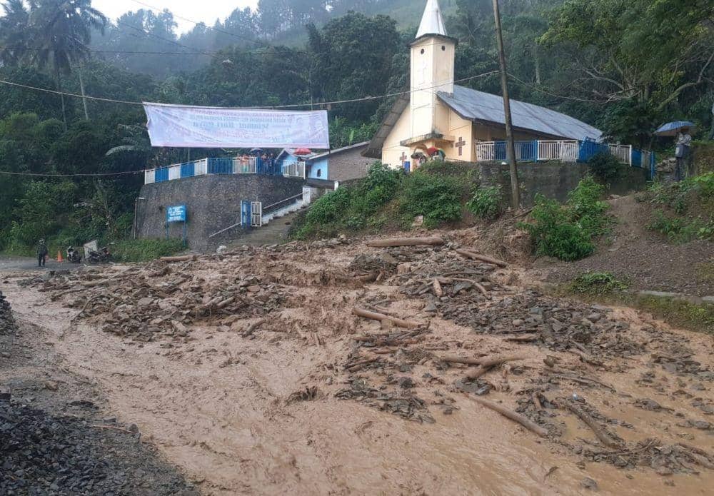 Longsor dan banjir menerjang kawasan wisata Parapat, Danau Toba, Kabupaten Simalungun pada Kamis (13/5/2021). (Istimewa)