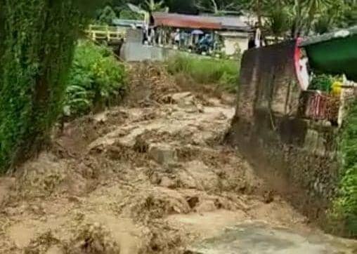 Longsor dan banjir menerjang kawasan wisata Parapat, Danau Toba, Kabupaten Simalungun pada Kamis (13/5/2021). (Istimewa)