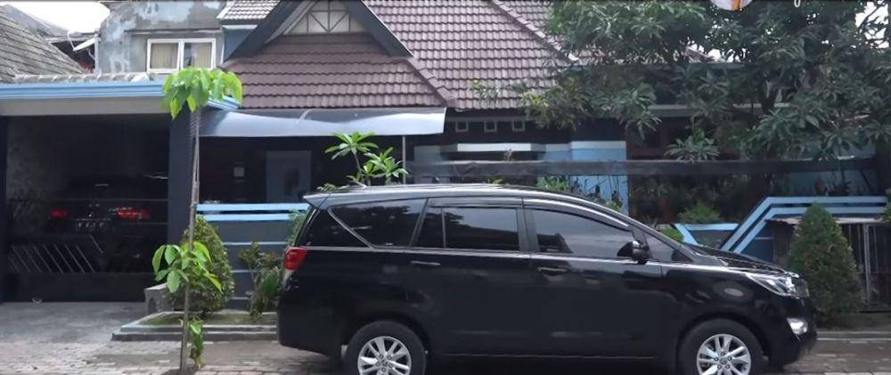 rumah masa kecil Andhika (Youtube.com/Ussy Andhika Official)