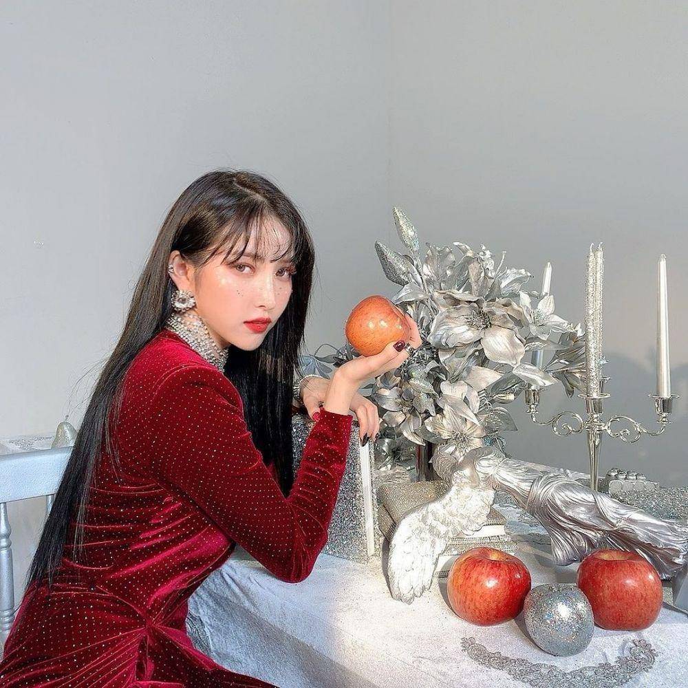 potret memesona Sowon dengan outfit merah (instagram.com/onedayxne)