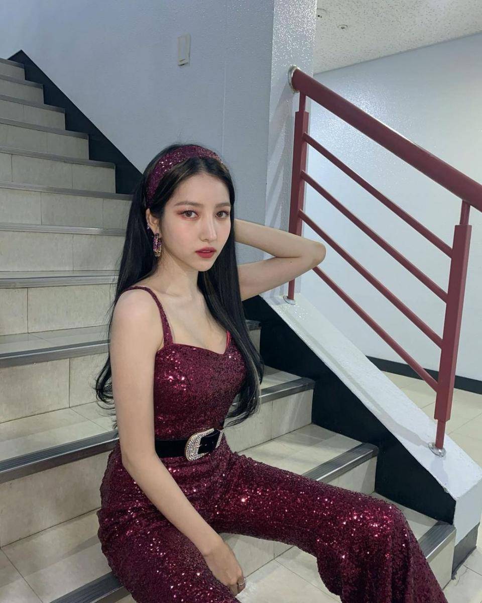 potret glamor Sowon (instagram.com/onedayxne)