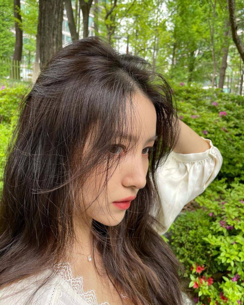 potret sisi samping Sowon (instagram.com/onedayxne)