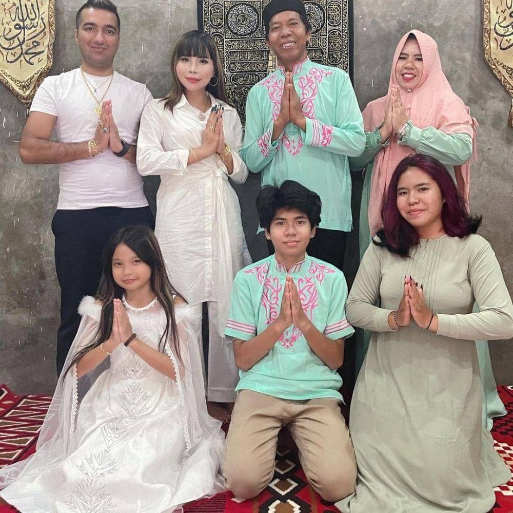 Kebersamaan Kiwil, Rohimah, dan Eva Belisima saat Lebaran. (instagram.com/evabelisima_official)