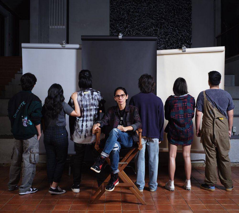 Sesi foto para pemain dan sutradara film Mencuri Raden Saleh. (instagram.com/mencuriradensalehfilm)