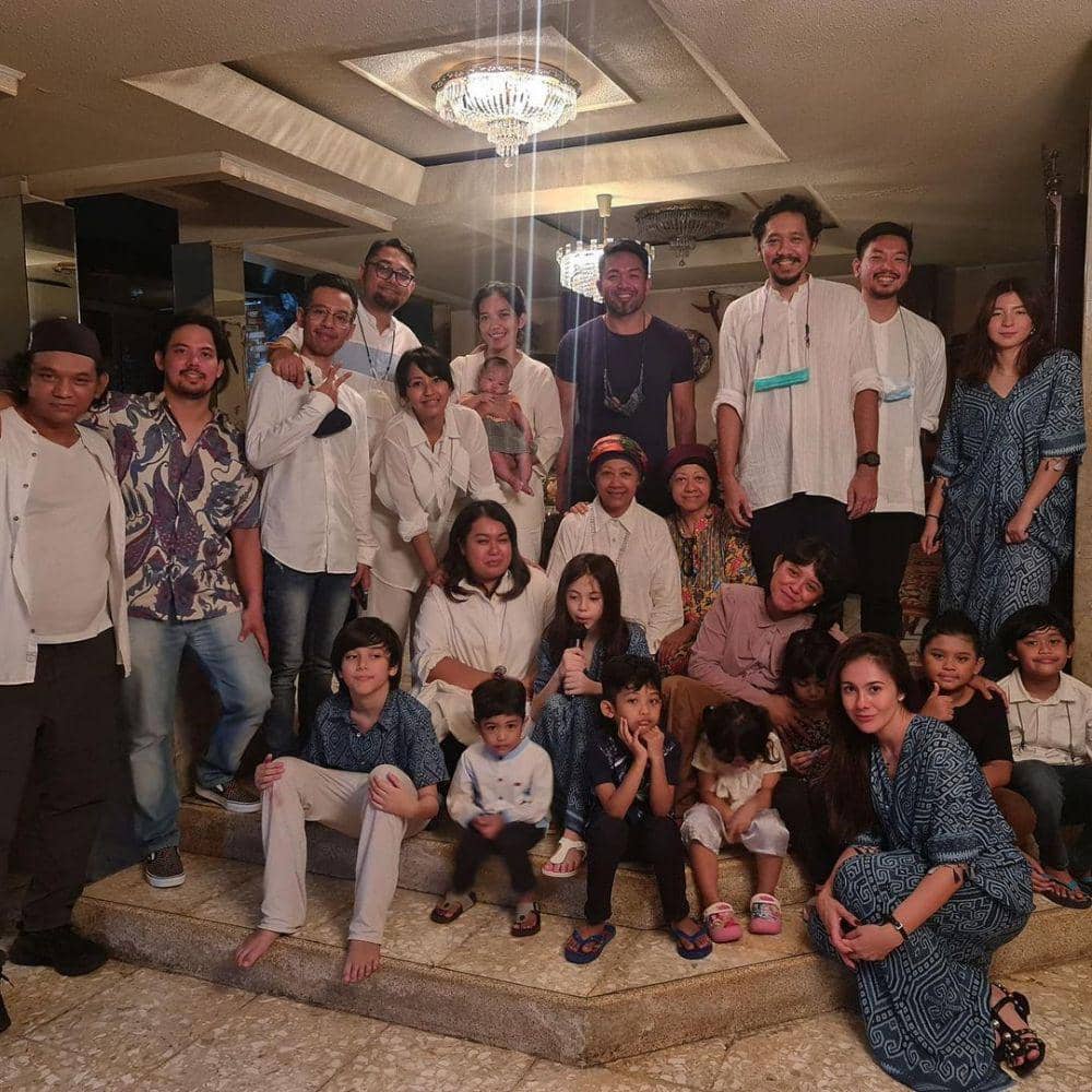 Kebersamaan Wulan Guritno dan keluarga saat Lebaran. (instagram.com/sharazaaa)