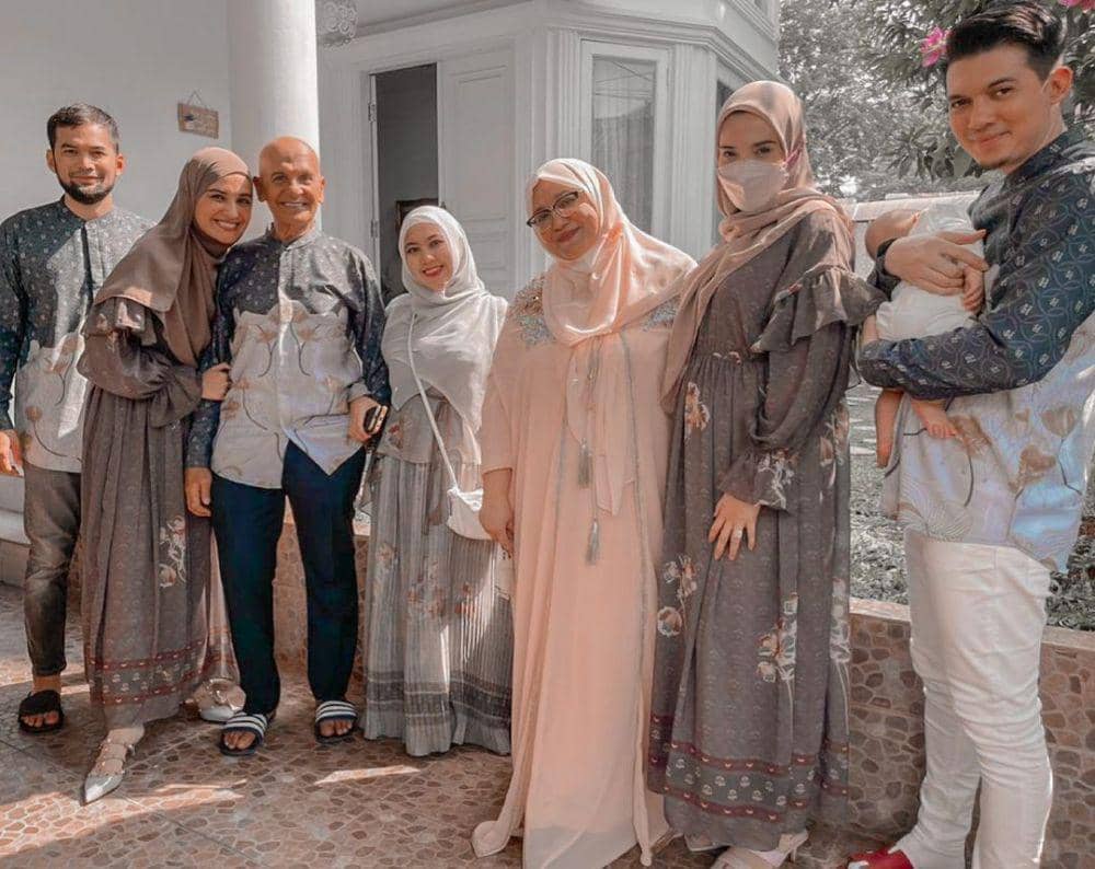 Kebersamaan Zaskia Sungkar dan keluarga saat Lebaran. (instagram.com/zaskiasungkar15)