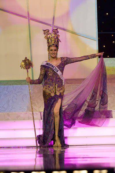 Foto Nadine Chandrawinata di Miss Universe 2006 (missosology.org)