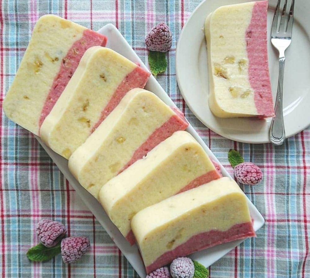 Puding pisang lapis rasberi (instagram.com/kuejadulenak)