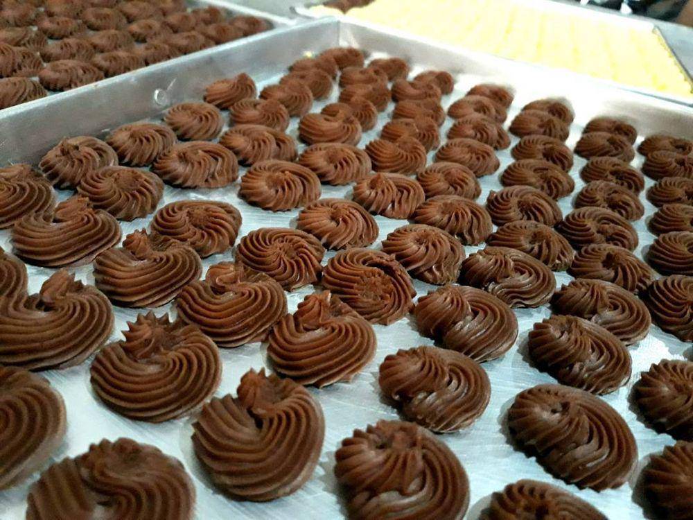 Mencetak kue sagu (instagram.com/irina_pratiwi)