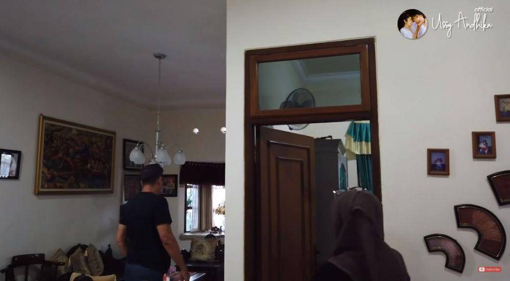 rumah masa kecil Andhika (Youtube.com/Ussy Andhika Official)