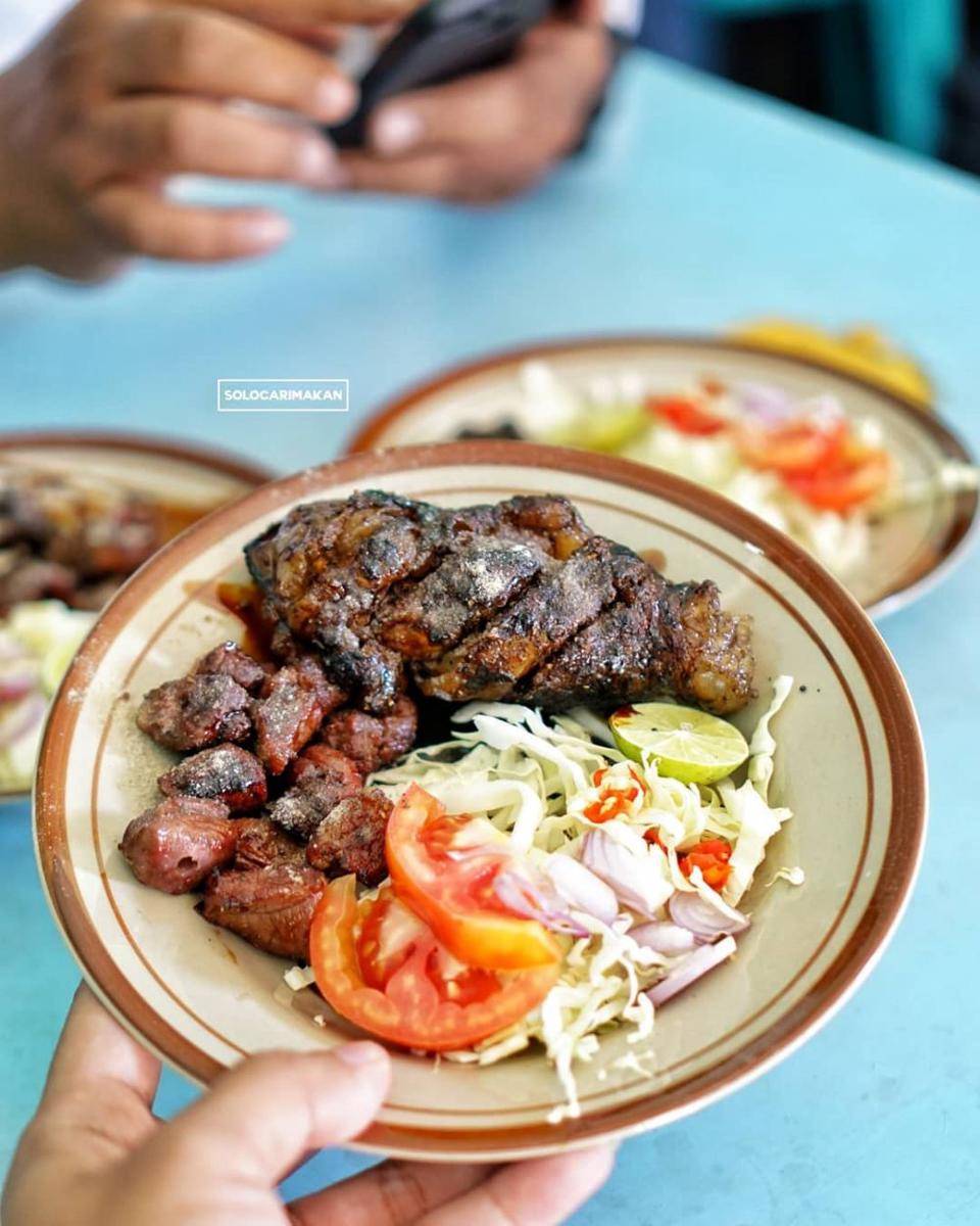 Sepiring sate buntel yang sedap (instagram.com/solocarimakan)