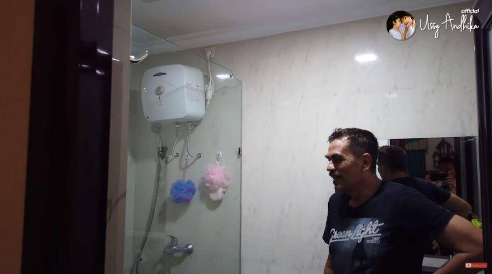 rumah masa kecil Andhika (Youtube.com/Ussy Andhika Official)