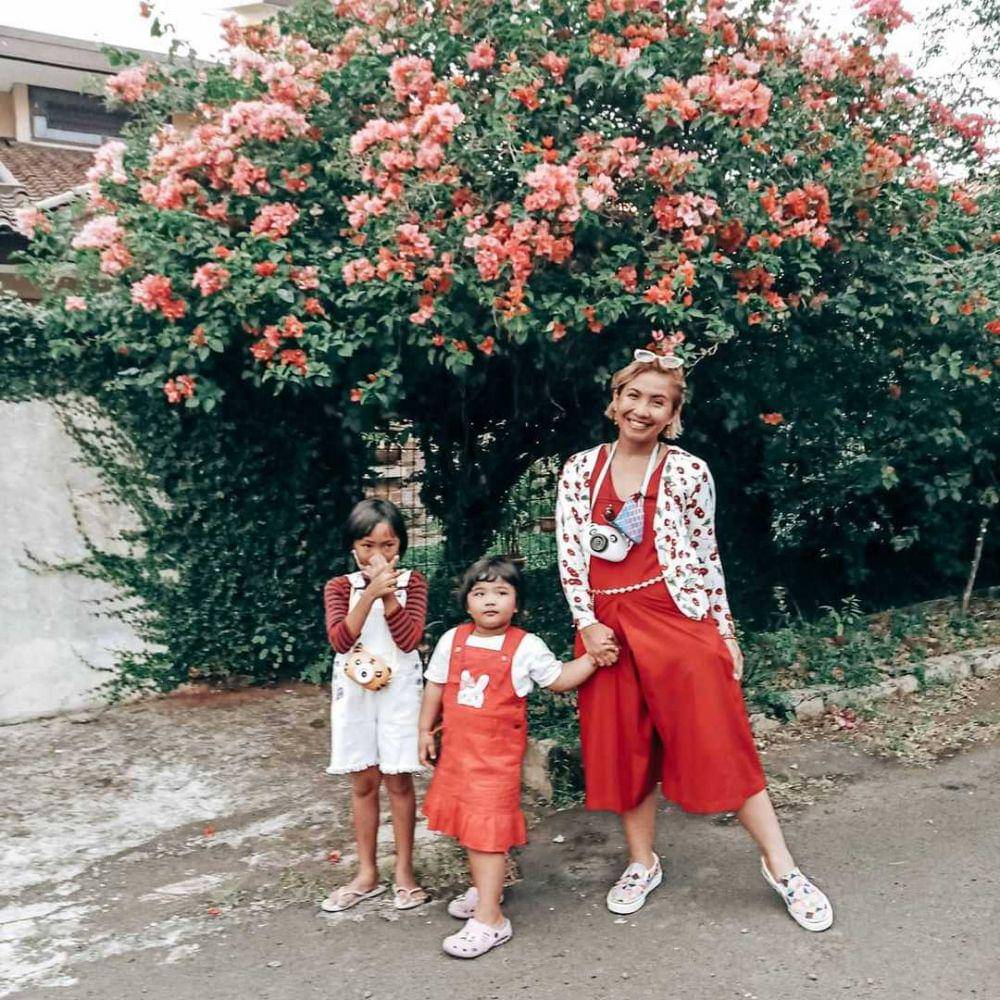 Imel dan kedua putrinya (instagram.com/imelten2five)