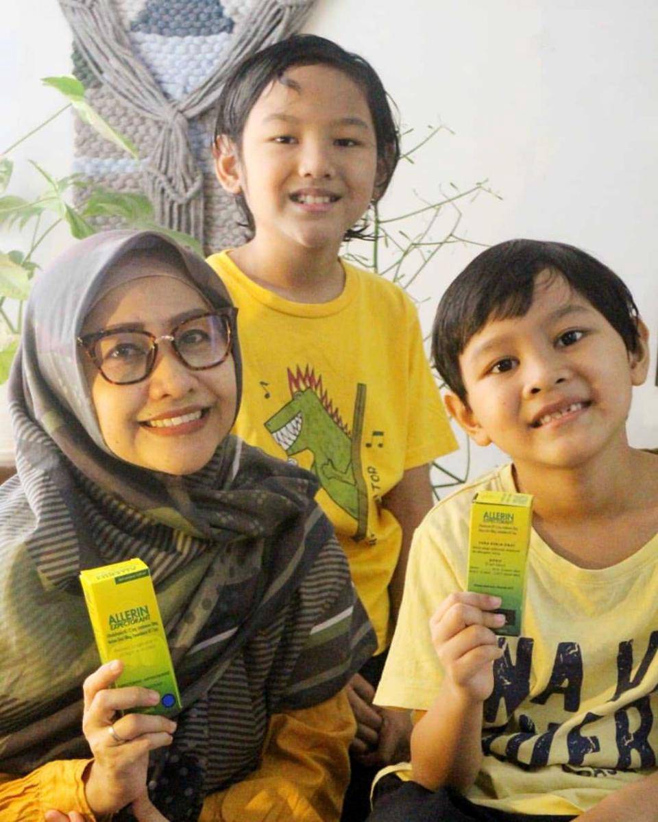 Manik dan putranya (instagram.com/manikprajana)