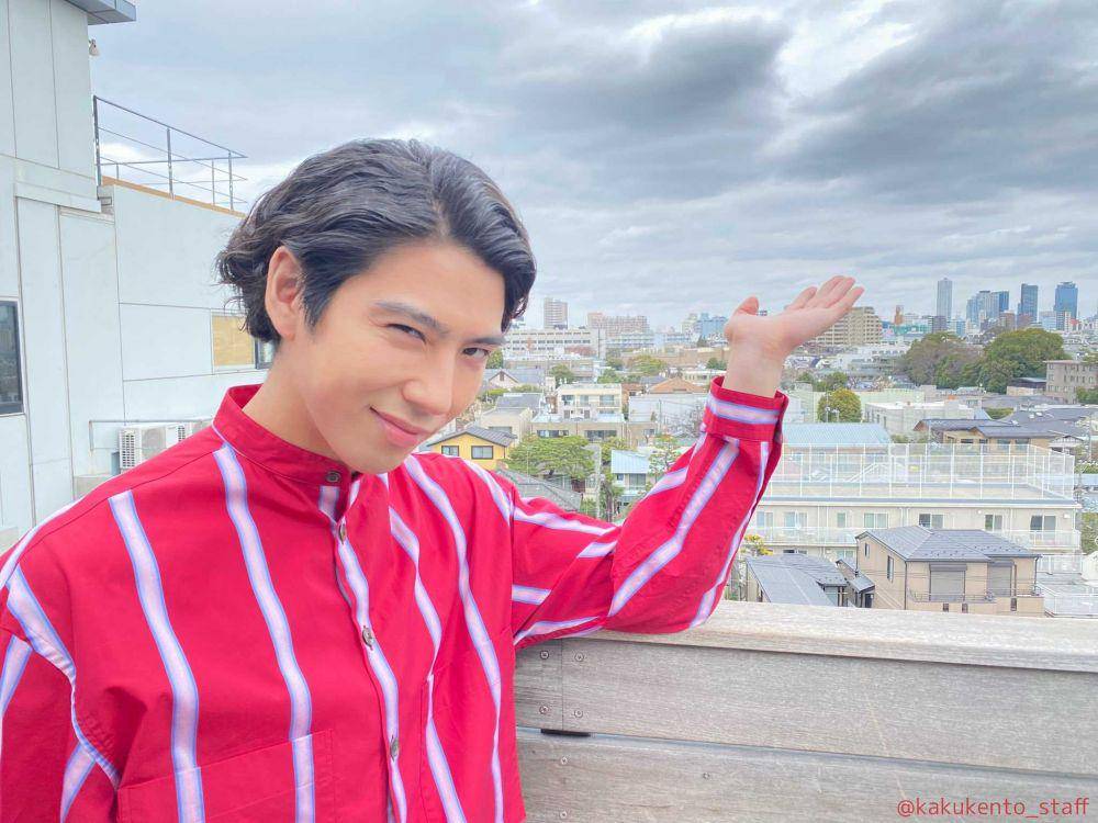 Kaku Kento berkemeja merah (twitter.com/kakukento_staff)