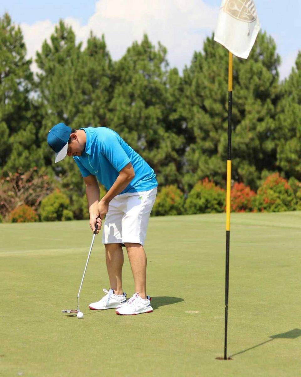 Surya Insomnia main golf. (Instagram.com/suryainsomnia)